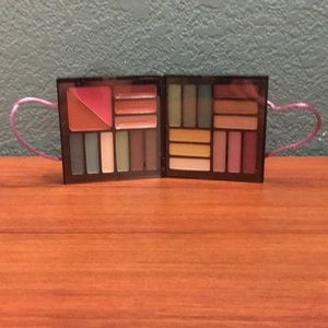 Beauty Gems Stepping Out Color Compact